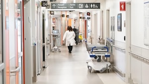 Un médecin marchant dans un corridor d'hôpital.
