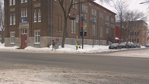 Une intersection dangeureuse pour les piéton dans Limoilou à Québec en hiver.