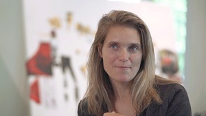 Isabelle Parent devant une des ses oeuvres.
