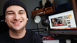Le youtuber Jack Leblanc porte une tuque et sourit à la caméra.