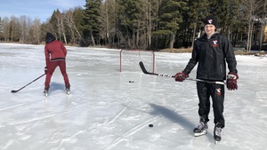 Jules Boilard joue au hockey sur le lac.