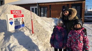 Marie-Hélène Tremblay, propriétaire d'un jumelé avec ses deux filles.