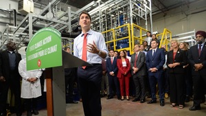 M. Trudeau derrière un lutrin vert.