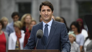 Justin Trudeau s'adresse aux médias devant Rideau Hall.