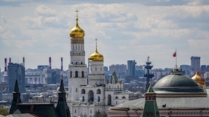 Vue de Moscou montrant entre autres une partie du Kremlin, avec les dômes dorés du clocher d'Ivan le Grand et les tours du Kremlin, où flotte le drapeau de la présidence de Russie