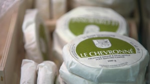 Le fromage Le Chevronné est un fromage dont le lait est transformé à la ferme.