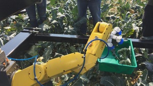 La station de récolte robotisée comprend une caméra et un bras muni d'une main de préemption.