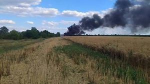 Le nuage d'une explosion dans un champ en Ukraine.