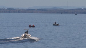 Des pêcheurs en bateau sur le lac Saint-Jean.
