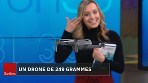 Le drone vole sur le plateau devant la journaliste météo.