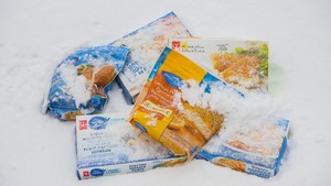 Des boîtes de poissons panés dans la neige.