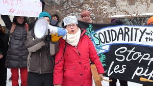 Marlene Hale, de la nation Wet’suwet’en, prend la parole à la manifestation de Montréal.
