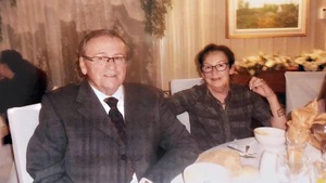 Un homme et une femme assis à une table.