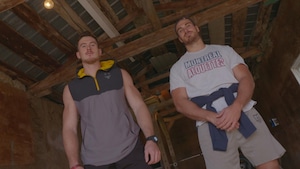 Les deux joueurs posent dans un garage transformé en salle d'entraînement. 