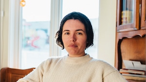 Marie-Andrée Gill assise devant une fenêtre.