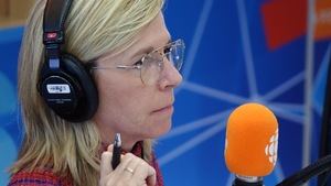 Martine Biron, analyste politique à Radio-Canada, participe à l'émission de radio Midi info. 