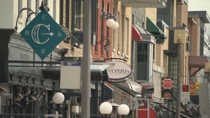 Plusieurs commerces de l'avenue Maguire lors du'une journée d'avril.