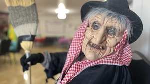 Une femme porte un costume de sorcière.