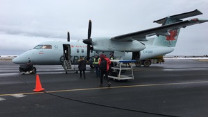 Des passagers qui embarquent dans un avion à l'aéroport des Îles-de-la-Madeleine.