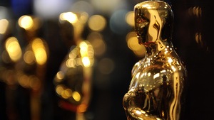 La statuette dorée de l'Académie des Oscars brille sous l'éclairage.