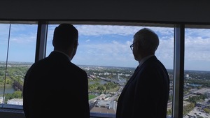 Deux avocats regardent Winnipeg du haut d'une tour de bureaux