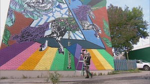 MC Grou au travail pour la murale 