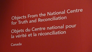 Une enseigne sur laquelle est écrit : Objets du Centre national pour la vérité et la réconciliation