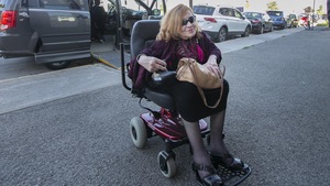 Nicole Gladu dans son fauteuil roulant à l'extérieur.