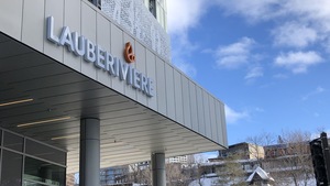 La façade du nouveau refuge de Lauberivière, en hiver, avec en arrière-plan la haute-ville de Québec.