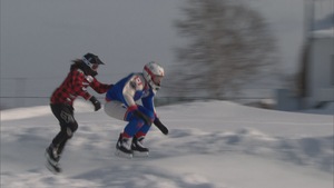 Deux patineurs en suspension dans les airs après avoir effectué un saut lors d'une descente extrême.
