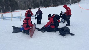 une simulation d'accident entre un skieur et un patrouilleur