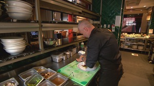 Un cuisinier du Ristorante Il Teatro dresse une assiette. 