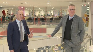 Peter Simons et Bernard Leblanc dans une boutique Simons à Québec.