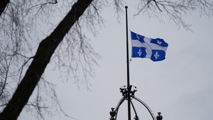 photo générique -drapeau du Québec en berne toit assemblée nationale parlement de Québec-automne