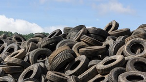 Amas de pneus usagés sur le terrain d'une entreprise de recyclage.