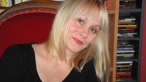 L'autrice Marie-Sissi Labrèche sourit à la caméra.