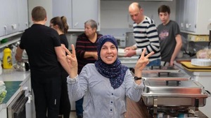 Rahmeh Alnassan lors de la préparation d'un souper bénéfice pour aider la venue de sa famille à Chéticamp.