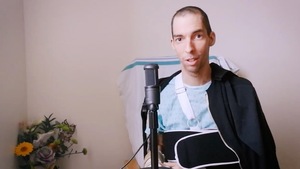 La victime, est en vêtements d'hôpital, parle dans un micro de sa chambre d'hôpital.