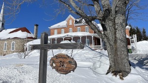 L'extérieur d'une grande maison en hiver. 