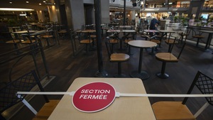 Un restaurant presque désert avec des sections fermées pour respecter les règles de distanciation. 