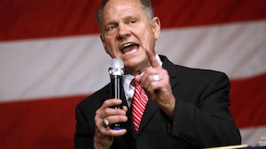 Roy Moore parle devant une foule.