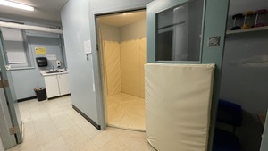 Une salle d'isolement recouverte de matelas blancs