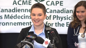 Deux jeunes femmes souriantes et portant au cou un stéthoscope devant des micros
