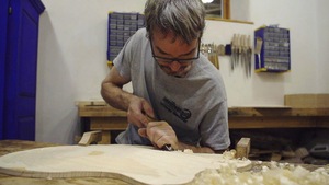 Benoît Lavoie fabrique une guitare.