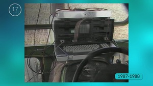 Un tracteur roulant seul dans un champ, sans fermier au volant.