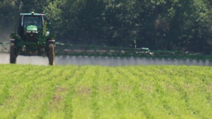 En ciblant les pesticides, l’eau et les sols, on touche aux véritables enjeux environnementaux du milieu agricole.