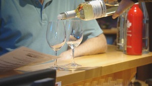 Un vin blanc du vignoble St Hubertus est versé dans un verre à vin.