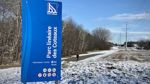 Une pancarte annonce l'entrée du parc linéaire des Coteaux