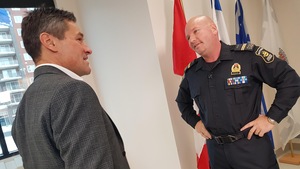 Jonathan Filteau s’entretien avec l’animateur du « Téléjournal Québec », Bruno Savard.