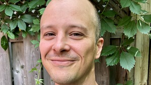 Simon Brousseau sourit pour la photo.